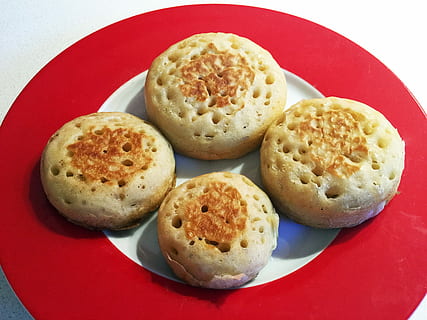 fladbrød, mad, bagning, brød, te, engelsk, gær, surdej, madlavning, mad og drikke, plade, rød, ingen mennesker, tæt på, friskhed, klar til at spise, stilleben, indendørs, bagt, høj vinkel visning, overbærenhed, sødt mad, cookie, bord, usund spisning, gruppe af objekter, studio skud, portionsstørrelse, snack, fristelse, kinesisk mad, 2K, CC0, offentligt domæne, royaltyfrie