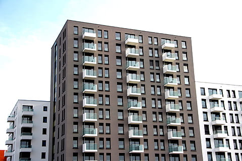 alto edificio marrone, facciata, finestra, prospettiva, vivere, immobiliare, architettura, costruzione, esterno dell'edificio, struttura costruita, quartiere residenziale, cielo, città, nessuno, appartamento, giorno, Inquadratura dal basso, di fila, natura, all'aperto, modello, vita di città, ripetizione, cielo sereno, luce del sole, calcestruzzo, 5K, CC0, dominio pubblico, privo di copyright