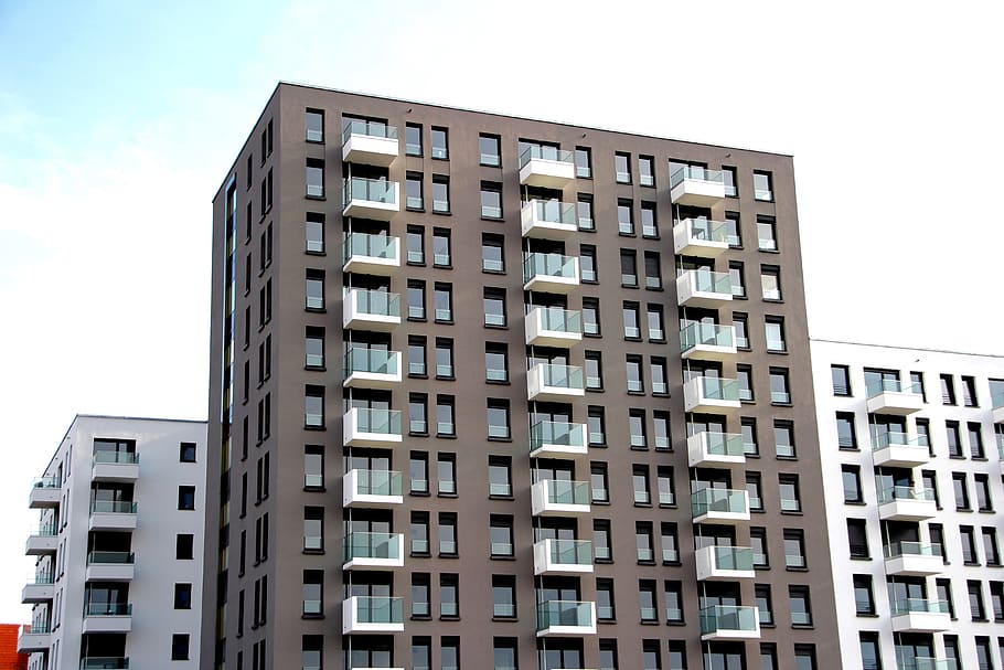 alto edificio marrone, facciata, finestra, prospettiva, vivere, immobiliare, architettura, costruzione, esterno dell'edificio, struttura costruita, quartiere residenziale, cielo, città, nessuno, appartamento, giorno, Inquadratura dal basso, di fila, natura, all'aperto, modello, vita di città, ripetizione, cielo sereno, luce del sole, calcestruzzo, 5K
