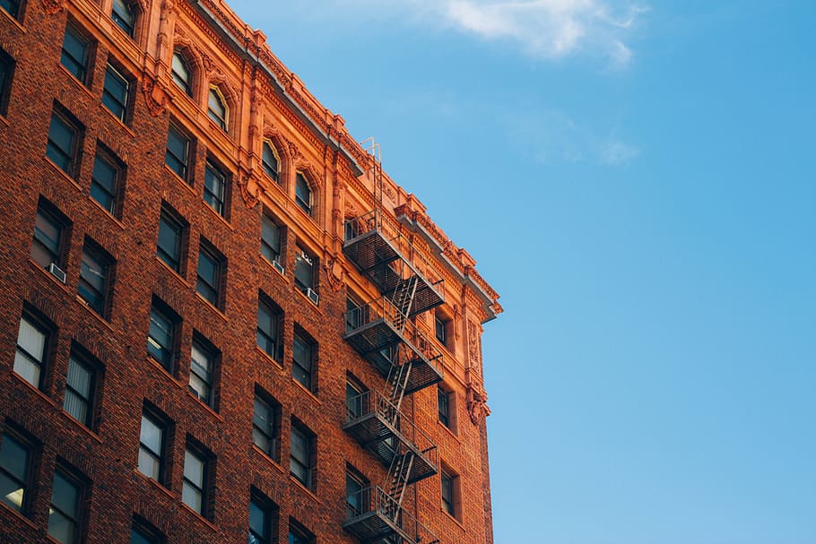 braun, Beton, Backsteinbau, tagsüber, Foto, Gebäude, kleiner Winkel, Fotografie, Backstein, blauer Himmel, Wohnung, Fassade, Fenster, die Architektur, gebaute Struktur, Gebäudehülle, städtische Szene, Himmel, draußen, Blau, Architektur und Gebäude, Stadt, Flachwinkelansicht, keine Leute, Natur, Wohngegend, Tag, Industrie, Baugewerbe, Stadt leben, Aktivität, 5K