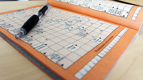 crucigrama, pensando, concurso, de cerca, papel, número, adentro, gente, exactitud, educación, matemáticas, regla, negocio, planificación, instrumento de medida, vista de alto ángulo, libro, publicación, lápiz, comunicación, mesa, bolígrafo, 2K, CC0, dominio público, libre de derechos