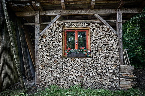 capanna, legna, impilamento, finestra, vecchio, architettura, Casa, struttura costruita, legno - materiale, pianta, esterno dell'edificio, costruzione, giorno, natura, nessuno, porta, Entrata, solido, muro di pietra, pietra - oggetto, albero, tetto, parete, all'aperto, 5K, CC0, dominio pubblico, privo di copyright