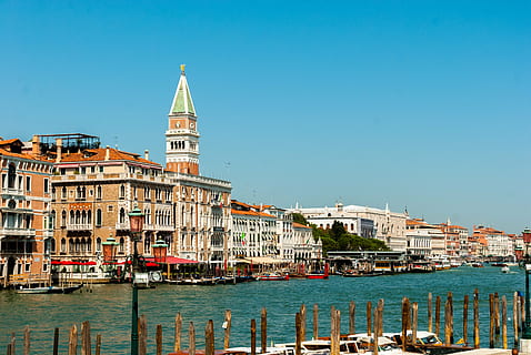 venedig, solen, helligdage, skyer, himmel, landskab, sommer, vejr, stenene, blå, ferie, natur, turisme, vand, udsigt, varme, arkitektur, bygning udvendig, bygget struktur, nautiske fartøj, rejsemål, transportform, skyfri himmel, bygning, transportmidler, sted for tilbedelse, by, tårn, kanal, rejse, dag, ingen mennesker, udendørs, lagune, bybilledet, 4K, CC0, offentligt domæne, royaltyfrie