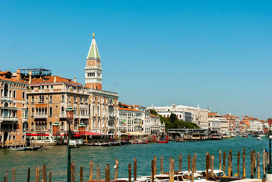 venedig, solen, helligdage, skyer, himmel, landskab, sommer, vejr, stenene, blå, ferie, natur, turisme, vand, udsigt, varme, arkitektur, bygning udvendig, bygget struktur, nautiske fartøj, rejsemål, transportform, skyfri himmel, bygning, transportmidler, sted for tilbedelse, by, tårn, kanal, rejse, dag, ingen mennesker, udendørs, lagune, bybilledet, 4K