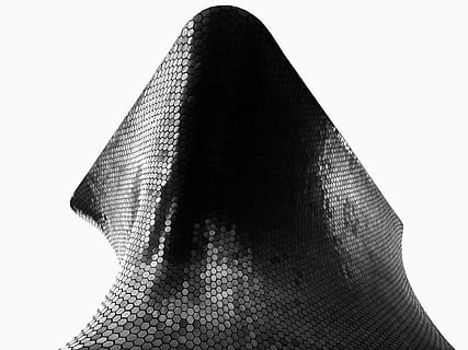 schwarzes Textil, ohne Titel, Gebäude, die Architektur, Struktur, Museum, Schwarz und weiß, weißer Hintergrund, Studioaufnahme, eine Person, drinnen, Nahansicht, Muster, Kleidung, Textil-, menschliches Körperteil, Körperteil, Frau, ausgeschnitten, Kopfschuss, Frauen, nicht erkennbare Person, verdecktes Gesicht, kopieren sie platz, Erwachsene, Porträt, menschliches Gesicht, Schleier, 2K, CC0, gemeinfrei, lizenzfrei
