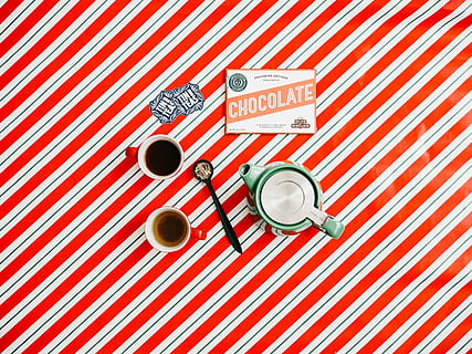 tazza, caffè, rosso, bianca, a strisce, superficie, piatto, posare, fotografia, teiera, tazze da tè piene di caffè, distesa piatta, flatlay, Linee, banda, minimo, amore, estate, verde, primavera, tè, caramella, bere, cioccolato, stile di vita, cibo e bevande, boccale, direttamente sopra, nessuno, caffè - bevanda, rinfresco, tazza di caffè, cibo, tavolo, in casa, bevanda calda, natura morta, vista dall'alto, modello, utensile da cucina, tazza di tè, vasellame, 4K, CC0, dominio pubblico, privo di copyright