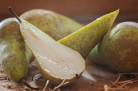 pere, tăiat în jumătate, feliat, Despică, sănătos, alimente, vitamine, delicios, fruct, Frisch, nutriție, mânca, închide, mancare si bautura, mâncat sănătos, bunăstare, prospeţime, grup de obiecte, nici o persoana, natură moartă, a închide, în interior, grup mediu de obiecte, pară, Culoarea verde, masa, lemn - material, mâncare dulce, studio shot, suculent, felie, copt, Focalizare moale, mancare vegetariana, 1080P, CC0, domeniu public, fără drepturi de autor