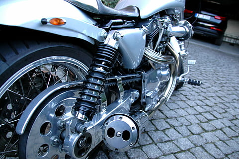 Harley Davidson, moottoripyörä, muuntaminen, kromi, kuljetus, pyörä, kiiltävä, maa-ajoneuvo, metalli-, moottori, liikennemuoto, jarrulevy, kuljetustapa, katu, kaupunki, moottoriajoneuvo, kiinteä, auto, ei ihmisiä, ulkona, lähikuva, päivä, mukulakivi, ajovalot, Rengas, tie, hopea värillinen, 2K, CC0, public domain, rojaltivapaa