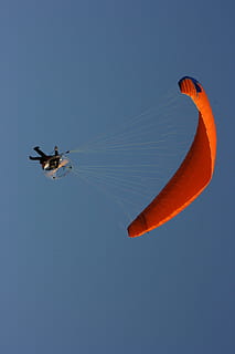volare, cielo, aereo, passeggeri, mezzi di trasporto, volante, veicolo aereo, cielo sereno, mezz'aria, Inquadratura dal basso, blu, movimento, natura, sport, giorno, sport estremi, modo di trasporto, attività di svago, soleggiato, copia spazio, parapendio, all'aperto, acrobatica aerea, industria aerospaziale, 4K, CC0, dominio pubblico, privo di copyright