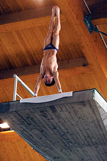 potápěč, stojka, plošina, konkurenční, mužský, vysoký, sportovec, soutěž, akrobatický, přesnost, zdravý životní styl, cvičení, sport, plná délka, muži, životního stylu, vzhůru nohama, vitalita, bez trička, Zůstatek, dospělý, mladého dospělého, lidé, dovednost, skutečných lidí, flexibilita, oblečení, snaha, gymnastika, 1080P, CC0, veřejná doména, bez autorských práv