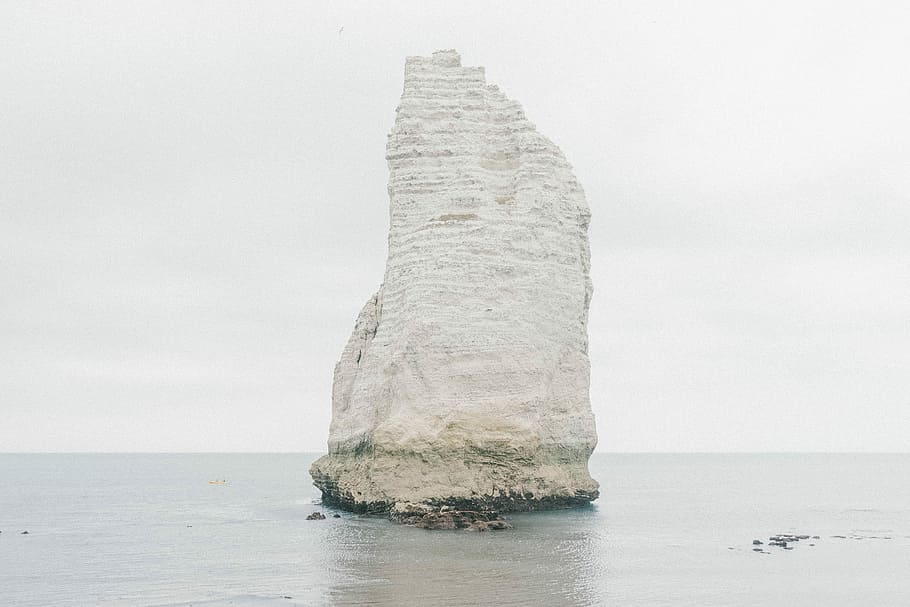 hvit, steinformasjon, midten, hav, grå, bergformasjon, kropp, vann, stein, landskap, Seascape, rolig, natur, minimalistisk, Frankrike, land, rock-objekt, fast, ingen folk, horisont over vann, skjønnhet i naturen, Strand, naturskjønnhet - natur, utendørs, horisont, ro, himmel, dag, rolig scene, stable stein, erodert, 2K