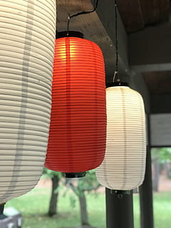 lanterner, lys, belysning, nat, lampe, gulv lampe, armatur, glød, rød, farver, kandelabre, gennemsigtighed, rispapir, suspenderet, hvid, zen, zennitude, berolige, sindsro, sérénités, have, refleksioner, lempelse, hvile, belysningsudstyr, fokus på forgrunden, lanterne, dag, ingen mennesker, hængende, tæt på, i en række, bygget struktur, mønster, udendørs, kinesisk lanterne, metal, sollys, arkitektur, stribet, dekoration, gentagelse, bølgebryder, papir lanterne, elektrisk lampe, 1080P, CC0, offentligt domæne, royaltyfrie