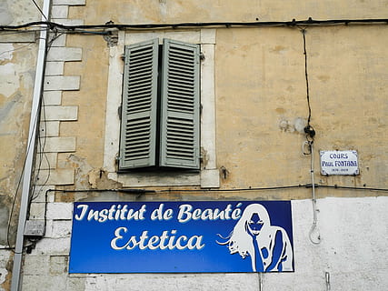 facciata, finestra, vecchia finestra, architettura, persiane, hauswand, città vecchia, costruzione, pubblicità, Francia, Salone di bellezza, vecchio, sporco, povertà, cartello, struttura costruita, esterno dell'edificio, comunicazione, giorno, blu, caratteristica della parete, testo, nessuno, informazione, segno di informazione, sceneggiatura occidentale, all'aperto, guida, parete, Inquadratura dal basso, 2K, CC0, dominio pubblico, privo di copyright