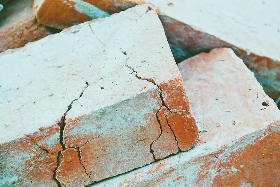 maons, vell, pila, vermell, primer pla, cap gent, espatllat, dia, textura, resistent, vista d’angle alt, aixafar, a l'aire lliure, marc complet, aspre, deteriorament, declivi, esquerdat, centrar-se en primer pla, natura morta, funció de construcció de parets, trencat, mal estat, maó, concret, 4K