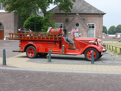 antik bil, ild, oldtimer, rød, årgang, biler, køretøj, klassiske biler, gammel bil, Brandvæsen, transportmidler, arkitektur, bygning udvendig, gade, by, bygget struktur, transportform, land køretøj, dag, brosten, træ, bygning, tilfældige mennesker, plante, rickshaw, udendørs, rigtige mennesker, rejse, vej, 2K, CC0, offentligt domæne, royaltyfrie