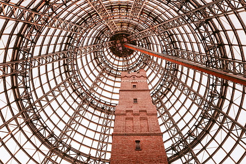 Marrone, alto, edificio, edificio in mattoni marroni, superficiale, fotografia, ruota panoramica, struttura, architettura, Torre, centrale, tetto, struttura costruita, posto famoso, architettura ed edifici, vetro - materiale, cupola, industria di costruzioni, esterno dell'edificio, nessuno, in casa, giorno, città, Inquadratura dal basso, destinazioni di viaggio, modello, soffitto, turismo, costruzione, forma geometrica, viaggio, forma, il passato, all'aperto, direttamente sotto, lucernario, governo, acciaio, 5K, CC0, dominio pubblico, privo di copyright