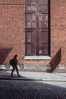 donna, a piedi, accanto, strada, costruzione, persone, uomini, mattone, all'aperto, scena urbana, una persona, esterno dell'edificio, maschi, muro di mattoni, lunghezza intera, architettura, struttura costruita, persone reali, giorno, stili di vita, parete, attività di svago, caratteristica della parete, in piedi, vista laterale, città, donne, sentiero, pavimentazione in pietra, 4K, CC0, dominio pubblico, privo di copyright