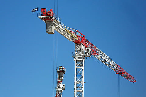 branco, vermelho, guindaste de torre, guindaste, céu, azul, construção, o negócio, trabalhos, estrutura, equipamento, local, Engenharia, industrial, indústria, desenvolvimento, aço, quadro, Armação, Alto, tecnologia, máquina, cidade, andaimes, indústria de construção, guindaste - maquinaria de construço, local de construção, edifício - atividade, máquinas, céu limpo, ensolarado, visão de baixo ângulo, natureza, dia, arquitetura, finanças e indústria de negócios, ninguém, ao ar livre, estrutura construída, cultura artística e entretenimento, alto - alto, torre, equipamento industrial, 8K, CC0, domínio público, royalty free