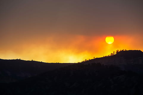 foto de silueta, montaña, fotografía de silueta, tacón, dorado, hora, incendio forestal, fuego, puesta de sol, dramático, fumar, calina, silhoutte, Dom, luz del sol, verano, belleza en la naturaleza, cielo, paisajes - naturaleza, silueta, ambiente, escena tranquila, naturaleza, paisaje, tranquilidad, color naranja, nadie, nube - cielo, escena no urbana, idílico, al aire libre, majestuoso, tierra, 4K, CC0, dominio público, libre de derechos