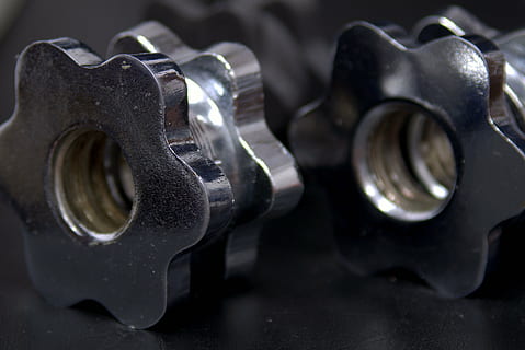 nueces, tornillo, metal, hilo, sección, La industria, plata, ajuste, elemento, lustroso, planchar, cromo, de cerca, adentro, nadie, de color negro, equipo, generación de combustible y energía, centrarse en primer plano, enfoque selectivo, naturaleza muerta, seguridad, fuerza, proteccion, color plateado, solo objeto, la seguridad, acero, ocupación, parte de maquina, combustible fósil, mecánico, aleación, agresión, 5K, CC0, dominio público, libre de derechos