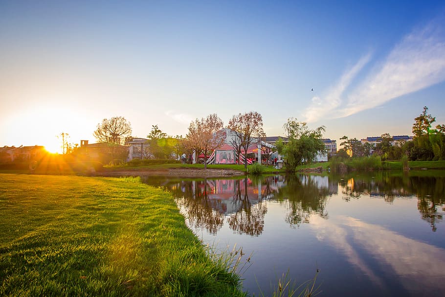 leve, alvorecer, panorama, céu, nuvens, luz do dia, crepúsculo, campo de golfe, grama, casa, lago, gramado, ao ar livre, reflexão, rio, verão, Dom, por do sol, viagem, arvores, agua, arquitetura, natureza, árvore, plantar, construção, estrutura construída, exterior do edifício, tranquilidade, ninguém, luz solar, nuvem - céu, beleza na natureza, scenics - natureza, destinos de viagem, 4K