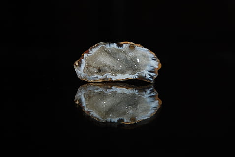 geode calcite, geode, calcite, macro, minerale, pietra, roccia, pietra preziosa, gemma, geologia, riflessione, girato in studio, sfondo nero, in casa, avvicinamento, singolo oggetto, nessuno, cibo e bevande, gioielli, cibo, natura, mare, ricchezza, copia spazio, lusso, natura morta, assistenza sanitaria e medicina, freschezza, gemma preziosa, marino, quarzo, 2K, CC0, dominio pubblico, privo di copyright