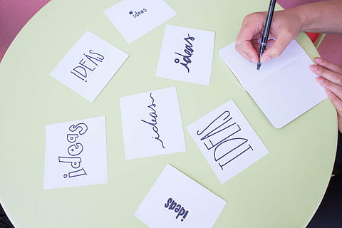 Foto, person, skrivning, ideer tekst, hvid, tryksager, brainstorm, ideer, noter, pen, brainstorming, forretning, ide koncept, kreativ, strategi, kreative ideer, inspiration, design ideer, design, kreativitet, innovation, opløsning, hånd, menneskelig hånd, papir, tekst, menneskelig kropsdel, meddelelse, dokument, mennesker, vestlige script, selvklæbende notat, indendørs, Bemærk, voksen, kropsdel, planlægning, valg, besked, note - besked, 5K, CC0, offentligt domæne, royaltyfrie
