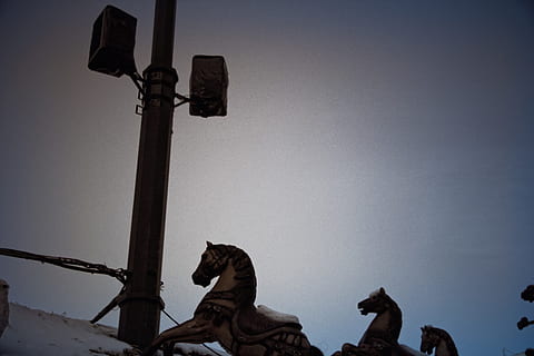 decorazioni, negozio natalizio, altro, cielo, all'aperto, statua, notte, Inquadratura dal basso, nessuno, scultura, rappresentazione, rappresentazione umana, cielo sereno, natura, lampione, arte e artigianato, giorno, attrezzatura per l'illuminazione, somiglianza maschile, creatività, strada, architettura, credenza, crepuscolo, 4K, CC0, dominio pubblico, privo di copyright
