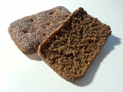Roggenbrot, Scheibe, Laib, dunkel, Lebensmittel, Roggen, Brot, Essen und Trinken, weißer Hintergrund, Vollkornbrot, Stillleben, drinnen, braun, Süßes Essen, Frische, fertig für den Verzehr, Nahansicht, Studioaufnahme, gebacken, Genuss, keine Leute, Dessert, Süss, High Angle View, Versuchung, Wohlbefinden, Frühstück, Snack, Diät halten, Toast, 2K, CC0, gemeinfrei, lizenzfrei