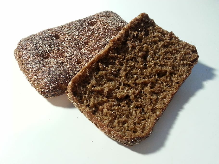 Roggenbrot, Scheibe, Laib, dunkel, Lebensmittel, Roggen, Brot, Essen und Trinken, weißer Hintergrund, Vollkornbrot, Stillleben, drinnen, braun, Süßes Essen, Frische, fertig für den Verzehr, Nahansicht, Studioaufnahme, gebacken, Genuss, keine Leute, Dessert, Süss, High Angle View, Versuchung, Wohlbefinden, Frühstück, Snack, Diät halten, Toast, 2K