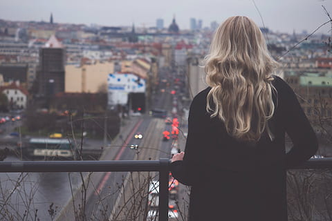 Frau, Stehen, Vorderseite, schwarz, Metallschiene, gegenüber, Straße, Gebäude, die Architektur, Infrastruktur, Himmel, Wolkenkratzer, Turm, Stadt, städtisch, Horizont, Aussicht, Menschen, Mädchen, allein, traurig, städtische Szene, draußen, blondes Haar, kaukasischer Abstammung, Frauen, junger Erwachsener, Stadt leben, gebaute Struktur, Gebäudehülle, Rückansicht, echte Menschen, Haar, Lebensstile, Freizeitbeschäftigung, Erwachsene, Frisur, Fokus auf den Vordergrund, Stadtbild, lange Haare, Blick auf Ansicht, 4K, CC0, gemeinfrei, lizenzfrei