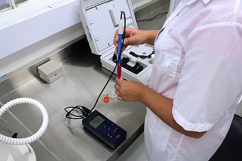 persoon, bezit, snoer, digitaal, apparaat, laboratorium, diagnose, temperatuur-, cellen, wit, testen, wetenschap, chemie, industrie, technologie, alleen volwassenen, een persoon, volwassen, een vrouw alleen, bezetting, werkend, verbinding, binnenshuis, gezondheidszorg en medicijnen, elektronische industrie, uitrusting, bedrijf, machinerie, elektriciteit, service, technicus, Lab jas, gezondheidswerker, ingewikkeldheid, elektrische apparatuur, 5K, CC0, publiek domein, royaltyvrij