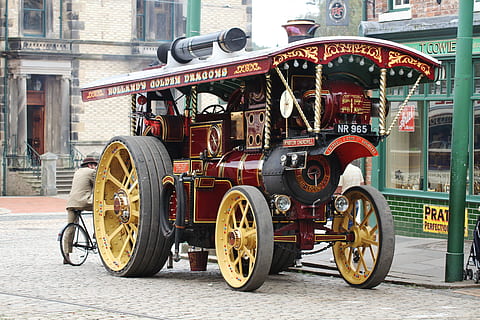 màquina de vapor, vell, motor, vapor, transport, retro, vintage, metall, roda, màquina, ferro, industrial, poder, clàssic, històric, carbó, passat de moda, estil retro, antiguitat, història, obsoleta, vermell, mode de transport, a l'aire lliure, cultures, vehicle terrestre, dia, manera de transport, arquitectura, ciutat, exterior de l'edifici, estructura construïda, carrer, rickshaw, viatjar, estacionari, cap gent, transport públic, moto, 5K, CC0, domini públic, lliure de regalies