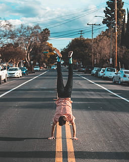 homem, mãos, ficar de pé, estrada de asfalto, arvores, mão, Centro, estrada, parada de mãos, de cabeça para baixo, caminhando, transporte, cidade, carro, estilos de vida, veículo motorizado, uma pessoa, modo de transporte, rua, atividade de lazer, comprimento total, pessoas reais, visão traseira, céu, veículo terrestre, dia, equilibrar, natureza, placa, marcação de estrada, braço humano, ao ar livre, braços levantados, 2K, CC0, domínio público, royalty free