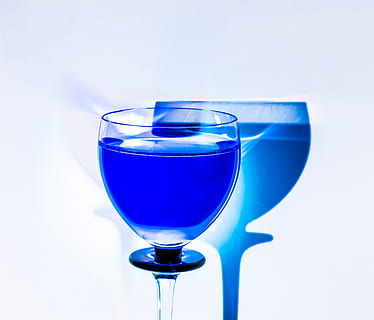 Glas, Trinkbecher, Licht, Schatten, Getränk, Erfrischung, Blau, Haushaltsausstattung, Essen und Trinken, Trinkglas, Weinglas, Glas - Material, transparent, Nahansicht, Frische, Alkohol, Stillleben, Wein, keine Leute, weißer Hintergrund, drinnen, Studioaufnahme, 2K, CC0, gemeinfrei, lizenzfrei