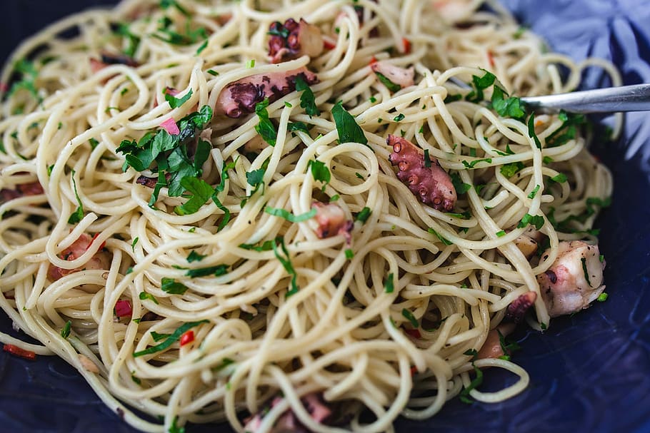 sopar, pasta de marisc, escamarlans, vermell, vi, taula, decorat, roses, luxós, marisc, pasta, vi negre, elegant, pop, menjar, primer pla, vegetals, gourmet, frescor, alimentació saludable, menjar i beguda, a l'interior, menjar italià, llest per menjar, natura morta, benestar, espaguetis, mida de la porció, estri de cuina, cap gent, vista d’angle alt, placa, utensili per menjar, vaixella, 4K