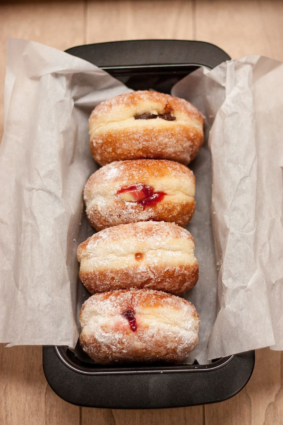 Haufen, Donuts, Tablett, Gelee, Backen, Dessert, Süßigkeiten, Lebensmittel, Zucker, Essen und Trinken, Frische, drinnen, keine Leute, Nahansicht, Papier-, Stillleben, Studioaufnahme, gebacken, Süßes Essen, fertig für den Verzehr, Haushaltsausstattung, Wachspapier, Genuss, gesundes Essen, High Angle View, Wohlbefinden, Serviette, Gruppe von Objekten, gebackenes Gebäck, Backblech, Snack, Komfort Essen, 4K