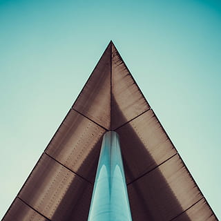 cuc, vista d'ulls, edifici, marró, sostre, clar, blau, cel, punt, agut, triangle, forma, resum, arquitectura, consell, disseny exterior, finestra, blanc, alt, vidre, comercial, núvol, negocis, Bèlgica, louvain-la-neuve, vista d’angle baix, estructura construïda, exterior de l'edifici, cap gent, cel clar, alta - alta, naturalesa, dia, modern, torre, a l'aire lliure, gratacels, ciutat, exterior d’edifici d’oficines, destinacions de viatge, forma de triangle, columna arquitectònica, color turquesa, directament a sota, fletxa, 2K, CC0, domini públic, lliure de regalies