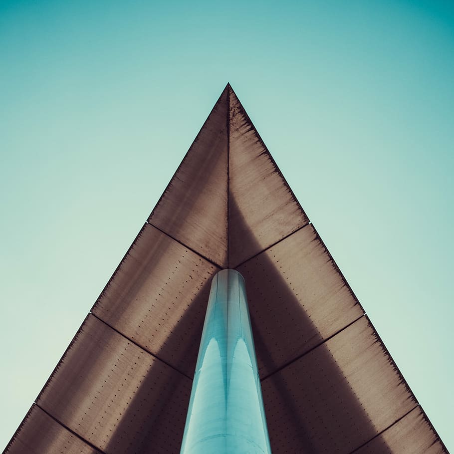 cuc, vista d'ulls, edifici, marró, sostre, clar, blau, cel, punt, agut, triangle, forma, resum, arquitectura, consell, disseny exterior, finestra, blanc, alt, vidre, comercial, núvol, negocis, Bèlgica, louvain-la-neuve, vista d’angle baix, estructura construïda, exterior de l'edifici, cap gent, cel clar, alta - alta, naturalesa, dia, modern, torre, a l'aire lliure, gratacels, ciutat, exterior d’edifici d’oficines, destinacions de viatge, forma de triangle, columna arquitectònica, color turquesa, directament a sota, fletxa, 2K