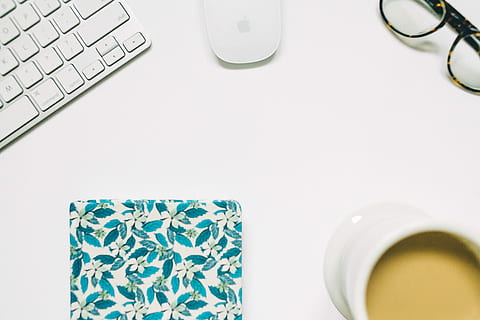 Apple Magic Keyboard, Maus;, Brille;, Notizbuch;, Weiß, Tasse, eben, legen, Fotografie, Apfel magische Maus, Brille, Flatlay, Tastatur, Maus, Notizbuch, Kaffee, Becher, Blumen-, Muster, Tagebuch, Planer, gestylt, gestyltes Shooting, Attrappe, Lehrmodell, Simulation, Technologie, Getränk, Computer, kabellose Technologie, Erfrischung, direkt darüber, Tabelle, Essen und Trinken, Verbindung, Kaffeetasse, Computer Tastatur, drinnen, Kaffee trinken, keine Leute, Laptop, Studioaufnahme, heisses Getränk, Glas, 4K, CC0, gemeinfrei, lizenzfrei