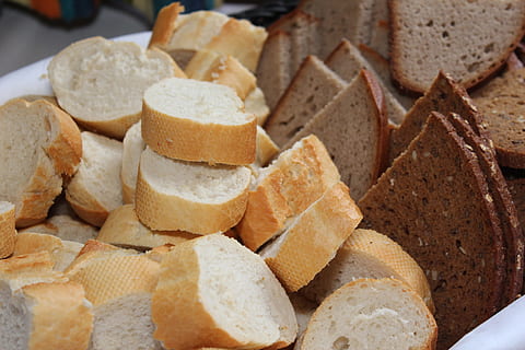 Brotkorb, Brot, rollen, Weißbrot, Brotscheiben, Korb, Essen und Trinken, Lebensmittel, Nahansicht, Frische, große gruppe von gegenständen, keine Leute, fertig für den Verzehr, Süßes Essen, drinnen, gebacken, Fülle, Snack, Wahl, Genuss, Haufen, Fokus auf den Vordergrund, Stapel, Variation, Stillleben, Versuchung, Indisches Essen, Kohlenhydrate - Nahrungsmitteltyp, 5K, CC0, gemeinfrei, lizenzfrei