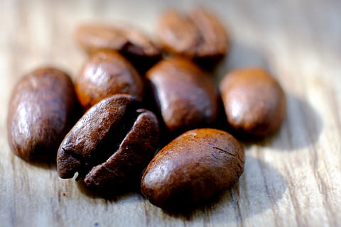 Kaffeebohnen, Kaffee, Bohnen, Makro, Koffein, Cafe, geröstet, profitieren von, Aroma, Espresso, aromatisch, Braten, schließen, genießen, köstlich, Getränk, Stimulans, modern, Design, Bohnenkaffee, braun, Frühstück, Lebensmittel, Lieblingsgetränk, Essen und Trinken, selektiver Fokus, Frische, Nahansicht, gesundes Essen, keine Leute, Holz - Material, Stillleben, drinnen, Wohlbefinden, Tabelle, große gruppe von gegenständen, Süßes Essen, Snack, Fokus auf den Vordergrund, Obst, Studioaufnahme, Nuss - Essen, 5K, CC0, gemeinfrei, lizenzfrei