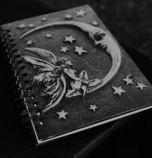 noir, gris, carnet, en relief, croissant de lune, Fée, conception, niveaux de gris, la photographie, païen, sorcière, la magie, la sorcellerie, sorcellerie, magique, épeler, magicien, fantaisie, occulte, occultisme, la wicca, paganisme, fierté païenne, fête de la fierté païenne, mysticisme, mystique, paranormal, surnaturel, astrologique, astrologie, journal, psychique, diseur de bonne aventure, prédire, moyen, ésotérique, domaine, royaume magique, Livre de sortilèges, sorts magiques, journal de sorcière, prédiction, voyant, mystérieux, oracle, prophétie, magie féerique, magyck, ambre avalona, concepts et idées, noir et blanc, personne, fermer, étoile - espace, fond noir, à l'intérieur, modèle, la nature, forme, feuille, vue grand angle, forme d'étoile, plante, art et Artisanat, partie de la plante, mise au point sélective, la créativité, se concentrer sur le premier plan, nature morte, arbre, motif floral, 2K, CC0, domaine public, libre de droits