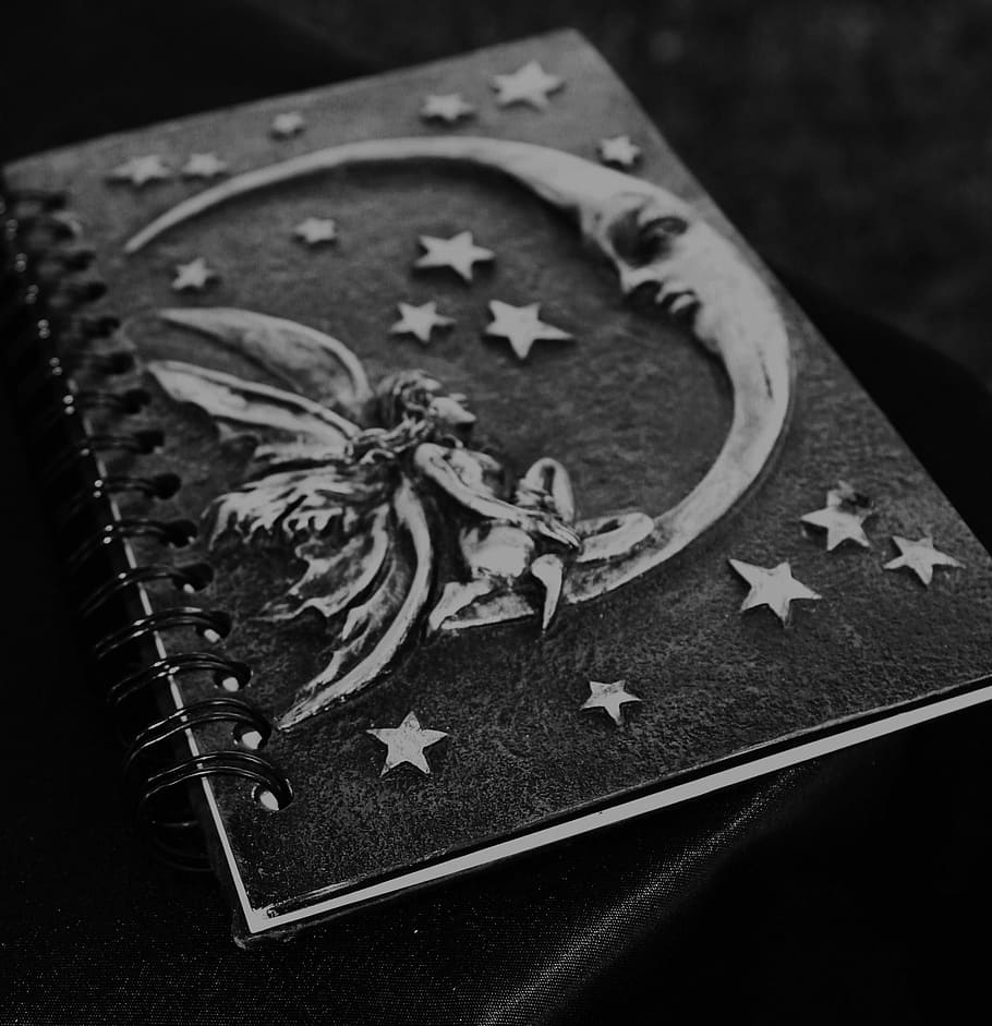 negre, gris, quadern, en relleu, lluna creixent, fada, disseny, escala de grisos, fotografia, pagà, bruixa, màgia, bruixeria, màgic, encanteri, mag, fantasia, ocult, ocultisme, wicca, paganisme, orgull pagà, festa d’orgull pagà, festival d’orgull pagà, misticisme, místic, paranormal, sobrenatural, astrològic, astrologia, revista, psíquic, endeví, predir, mitjà, esotèric, regne, regne màgic, llibre ortogràfic, encanteris màgics, revista de la bruixa, predicció, clarivident, misteriós, oracle, profecia, màgia de fades, màgia de la feina, magyck, ambar avalona, conceptes i idees, blanc i negre, cap gent, primer pla, estrella - espai, fons negre, a l'interior, patró, naturalesa, forma, full, vista d’angle alt, forma d'estrella, planta, art i artesania, part de la planta, enfocament selectiu, creativitat, centrar-se en primer pla, natura morta, arbre, motiu floral, 2K