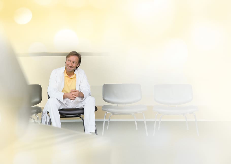 cerec, esquena, sòl, seient, cadira, assegut, una persona, persona de negocis, oficina, vista frontal, adult, homes, taula, a l'interior, mascles, negocis, home de negocis, negoci corporatiu, somrient, còpia espai, sala de juntes, esperant, butaca, 4K