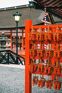 overfladisk, fokus fotografering, træ-, klokkespil, rød, display dekor parti, helligdomme, fushimi inari, tempel, bøn, ingen mennesker, bygget struktur, indendørs, dag, industri, arkitektur, fokus på forgrunden, orange farve, bygning udvendig, udendørs, bygning, metal, belysningsudstyr, forretning, stor gruppe af objekter, transportmidler, maskineri, overflod, tæt på, by, 5K, CC0, offentligt domæne, royaltyfrie