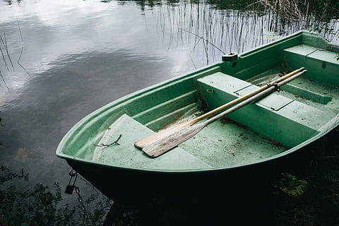 barca, lago, vecchio, natura, nave nautica, acqua, all'aperto, barca a remi, mezzi di trasporto, fiume, nessuno, giorno, vista dall'alto, modo di trasporto, legno - materiale, ormeggiato, contenitore, riflessione, assenza, abbandonato, attrezzature domestiche, vuoto, cibo e bevande, 2K, CC0, dominio pubblico, privo di copyright