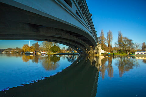 most, refleksja, rzeka, czytanie, anglia, odbicie, woda, architektura, most - struktura stworzona przez człowieka, zbudowana struktura, połączenie, nabrzeże, Natura, drzewo, niebo, żadnych ludzi, transport, roślina, dzień, łuk, spokój, kolumna architektoniczna, most w kształcie łuku, 5K, CC0, domena publiczna, darmowe zdjęcia