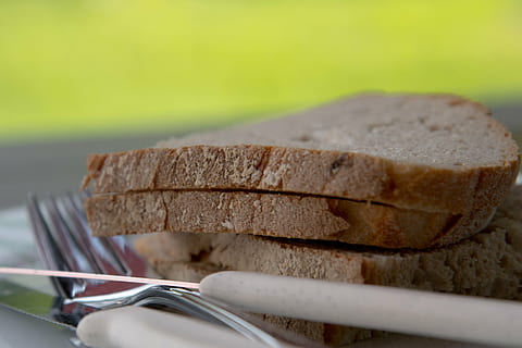 brød, snack, morgenmad, have, plade, bestik, kniv, gaffel, hjemmelavet, aftensang, spise, bondens brød, sprød, frisch, sult, pause, betydelig, mad, skive, friskhed, gourmet, mad og drikke, tæt på, ingen mennesker, selektiv fokusering, indendørs, spise redskaber, måltid, bagt, brød brød, velvære, Brunt brød, klar til at spise, køkkenredskaber, sund kost, slankekure, fristelse, 4K, CC0, offentligt domæne, royaltyfrie
