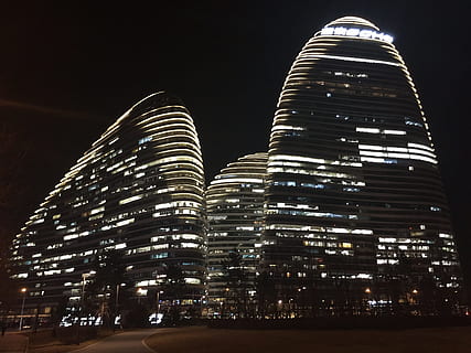 Xina, Beijing, soho, nit, gratacels, il·luminat, exterior de l'edifici, paisatge urbà, ciutat, arquitectura, estructura construïda, exterior d’edifici d’oficines, edifici, cel, vista d’angle baix, cap gent, naturalesa, alta - alta, modern, destinacions de viatge, a l'aire lliure, oficina, torre, luxe, districte financer, vida nocturna, 2K, CC0, domini públic, lliure de regalies